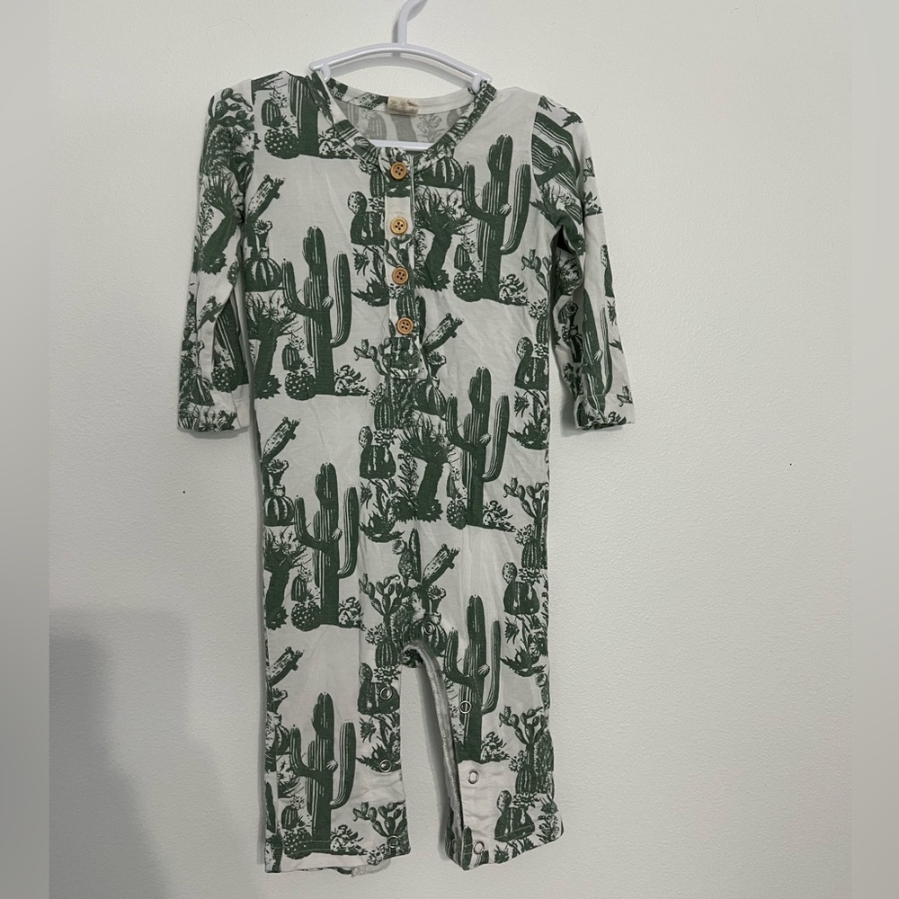 Kate quinn bamboo onesie Henley 6-12 months